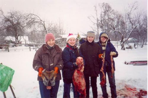 Молодцы девчонки. Они её до смерти затрахали?