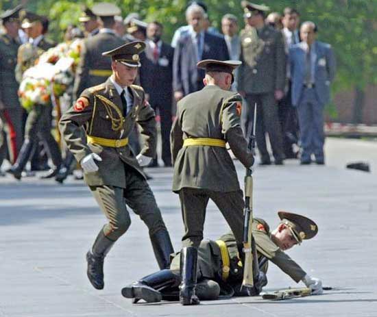 Запинывайте пока не поднялся!